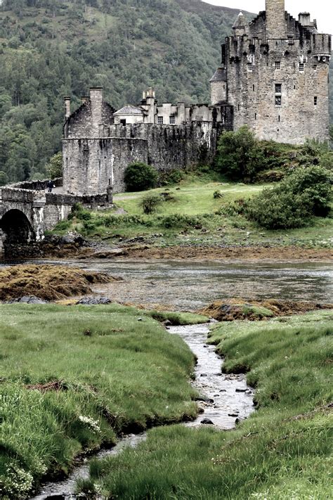 ~eilean Donan Castle Scotland At The Confluence Of Loch Duich Loch