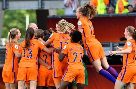 Dieses turnier findet bereits seit 1960 statt. Frauenfußball-EM: Niederlande erstmals Fußball ...