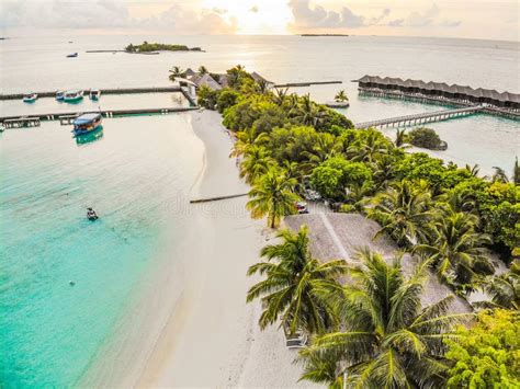 Isla Que Sorprende En Los Maldivas Las Aguas Hermosas De La Turquesa Y La Playa Arenosa Blanca