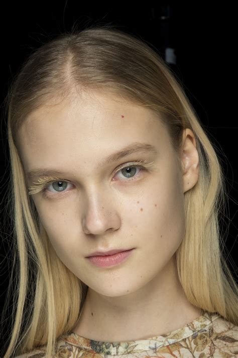 the-biggest-beauty-trend-spotted-at-paris-fashion-week-savoir-flair