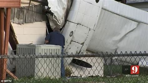 Pilot Killed When Small Plane Crashes Into Florida Home Daily Mail Online