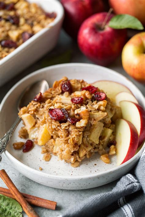This cinnamon roll baked oatmeal is filling, sweet, and full of wonderful seasonal flavors. Apple Cinnamon Baked Oatmeal - Cooking Classy