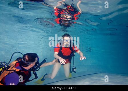 Junge Frau Zum Scuba Tauchen Stehen Im Pool Von Regler Von Unter Wasser Zu Atmen Lernen Lernen