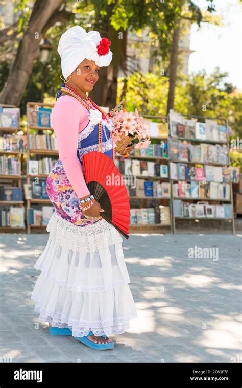 Vestido Tradicional Mujer Cubana Fotos E Imágenes De Stock Alamy