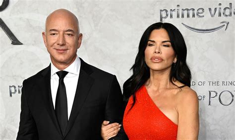 Jeff Bezos Girlfriend Lauren Sanchez Shimmers In Red Dress For ‘lotr