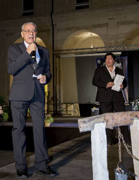 Roberto calasso (firenze, 30 maggio 1941) è uno scrittore e editore italiano. Il Sallentino ricorda Lucio Battisti. Con "Emozioni"