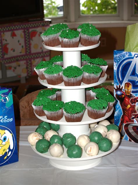 Spice up your golf party's golf decor by creating golf ball centerpieces for tables, use golf tees as inspiration for candles, make a golf themed cake, putter shaped cookies, and more. DIY golf theme party | Golf party