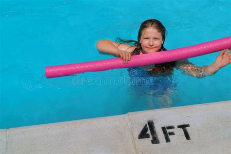 Menina De Sorriso Bonito Na Piscina Das Férias De Verão Imagem De Stock