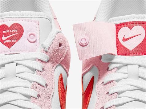Grab a detailed look below, and expect this nike air force 1 low valentine's day to release very soon at select retailers and nike.com. Pour la Saint-Valentin, Nike cache une lettre dans sa Air ...