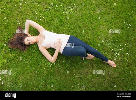 Sch Ne Br Nette Frau Liegend Auf Dem Rasen Stockfoto Bild Alamy