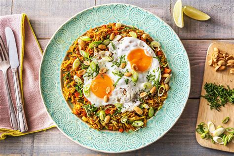 Traditionell wird es als rest vom vortag meist schon morgens warm verspeist. Nasi goreng met spiegelei Recept | HelloFresh