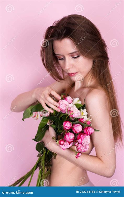 Nue Maigre Fille Tenant Des Fleurs Sur Fond Rose Brunette Image Stock Image Du Bouquet