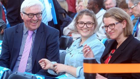 Februar 2017 gewinnt steinmeier die wahl zum zwölften bundespräsidenten der bundesrepublik deutschland. "First Family": Das sind die beiden Frauen hinter ...