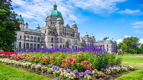 Edificio Histórico Del Parlamento En Victoria Con Las Flores Coloridas