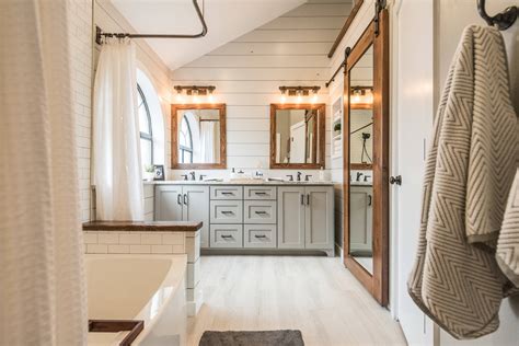 Use this guide to inspire curtain ideas for your home. Farmhouse Bathroom Décor - Pick a Sleek Bathtub Curtain ...