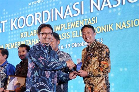 Pemda Kota Bandung Raih Penghargaan Instansi Terbaik Pemanfaatan Sistem Penghubung Layanan
