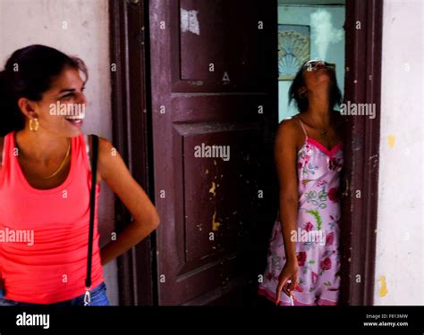 La Habana Cuba 26 Oct 2015 Dos Prostitutas Son Vistos Fuera De Su Apartamento En La Habana