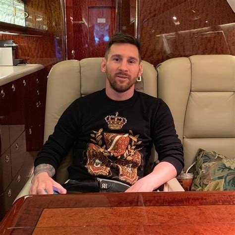 ljoˈnel anˈdɾez ˈmesi ( слушать); DE LUJO - El fantástico avión privado de Lionel Messi ...
