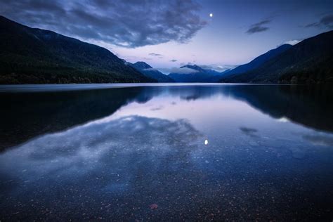 Montagne Eau Du Lac Nuit De Surface Bleue Ciel Nuages Lilas Lune