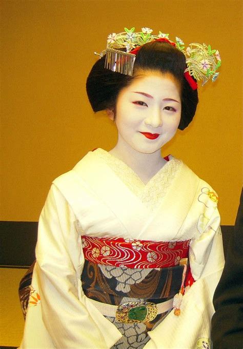 Maiko Satsuki Wearing Cute Kanzashi In July ジャパニーズビューティー 舞妓 芸妓