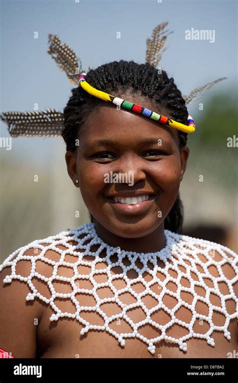 Doncella Zulu Zulu Dance En Palacio Enyokeni Reed Nongoma Sudáfrica Fotografía De Stock Alamy