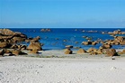 Bretaña, La Playa De Trestrigniel En Perros Guirec Foto de archivo ...