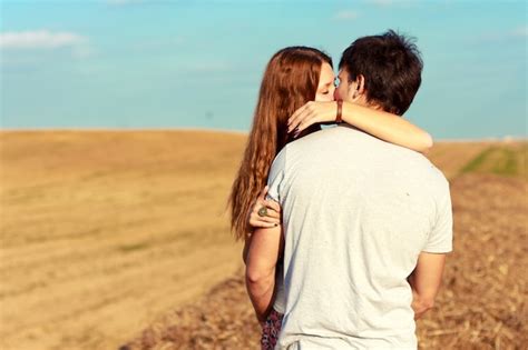 Menina Apaixonado Beijando O Namorado No Campo Foto Gr Tis