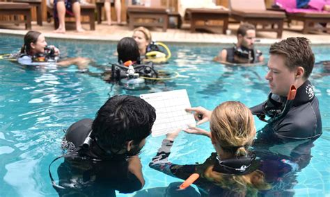 Good Diving Instructor Teaching Padi Standards Scuba Diver Mag