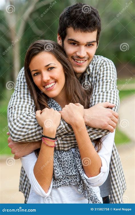 Hübsche Paare Die Im Park Umarmen Stockfoto Bild Von Geliebte Einladen 31582758