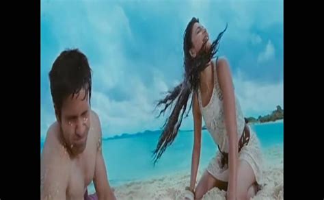 Shruti Haasan Bikini Scene In Dil Toh Baccha Hai Ji Aznude