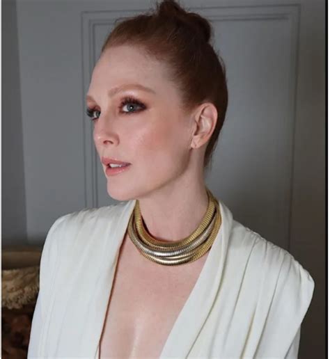 Deep Cleavage Down To The Belly And Standing Forms 61 Year Old Julianne Moore Made An