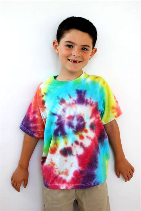 Important:please watch the updated tutorial rather than this video: How to Tie Dye Shirts with Kids - Happiness is Homemade