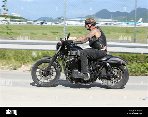 Ein Hells Angel Auf Seiner Harley Davidson 833 Sportster Gelegt Ein