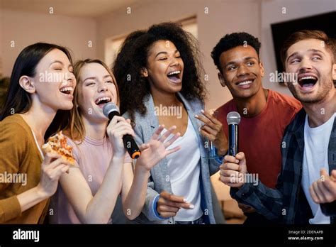 Friends Singing Hi Res Stock Photography And Images Alamy