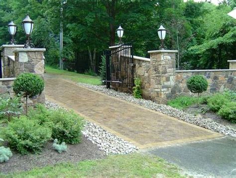 Interesting Long Driveway Landscaping Design Ideas 27 In 2020