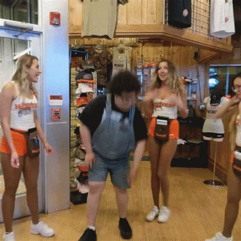 Hooters Girls GIF Hooters Girls Beef GIF 탐색 및 공유