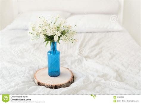 Natura morta con bouquet di tulipani su tavolo di legno. Fiori Bianchi In Vaso Di Fiore Blu Sul Letto Fotografia Stock - Immagine di luce, cuscini: 92325300