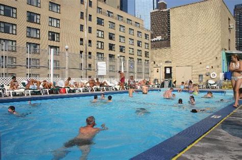 (closed) in new york, ny 10019. La piscina sul tetto - Picture of Holiday Inn Midtown ...