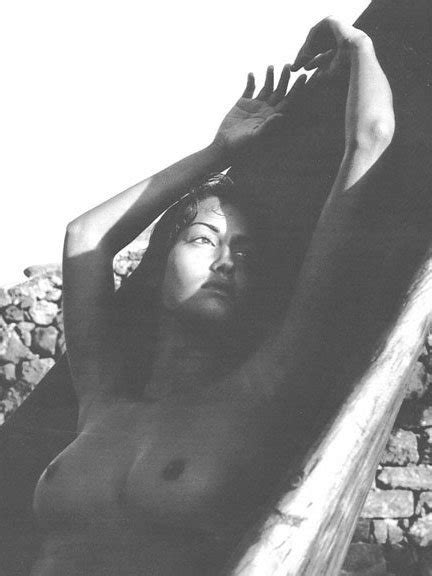 Yasmeen Ghauri Lounging Topless Bandw Ds1015