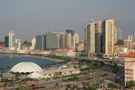 Localizada na costa do oceano atlântico, é o principal porto e centro administrativo de angola. Cidade de Luanda foi fundada há 440 anos - Sociedade ...