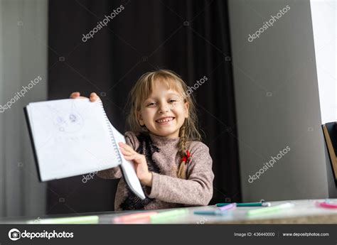 Petite Fille Mignonne Faisant Ses Devoirs Gros Plan Sur Fond Image