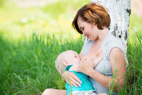 La lactancia materna es una forma de alimentación que comienza en el nacimiento con leche producida en el seno materno. Beneficios de la lactancia materna | Maternidadfacil