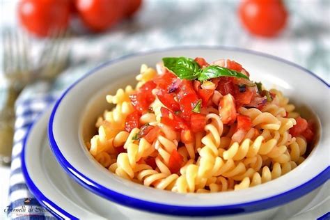 Ieri ho raccolto i pomodorini ed il basilico dalle mie piantine e mi sono messa all'opera. Ricetta Pasta con pomodoro crudo | Fornelli di Sicilia