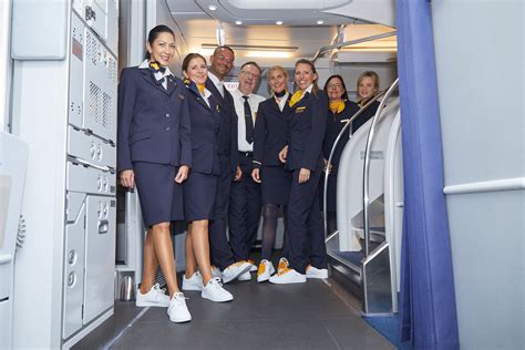We kindly ask you to bring your own face mask and, for the sake of sustainability, we recommend a reusable. Foto's: Lufthansa-personeel draagt massaal sneakers onder ...