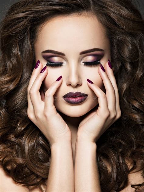 Beau Visage De Femme Avec Le Maquillage Marron Et Les Clous Image Stock