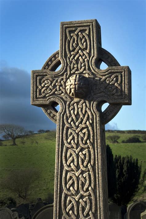 It has been said that the bars represent the past and the future, with the center point representing the present. Celtic Cross Images | Gnostic Warrior