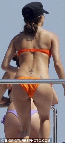 Eva Longoria Shows Off Her Stunning Bikini Body Showering On The High Seas Daily Mail Online