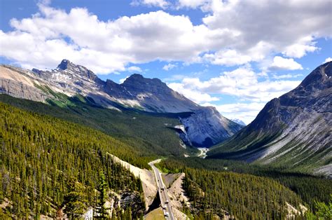 Icefield Parkway Between Canadian Rocky Mountains Toundra Voyages