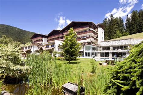 In Alto Adige Tra Montagna Cavalli E Benessere Con L Hotel Post
