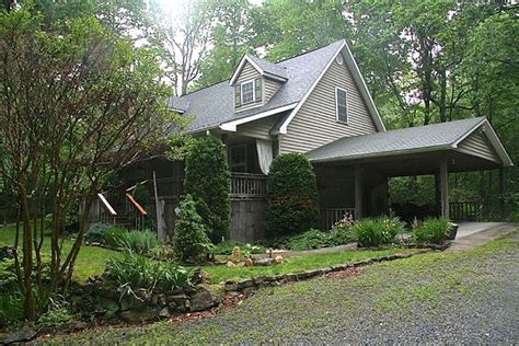 For motorhomes & 5th wheels, 28'. Camping Cabin near Brevard, North Carolina